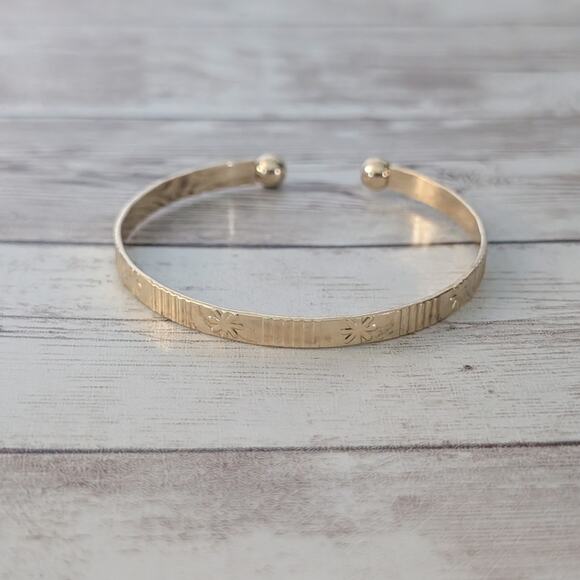 Gold Tone Bracelet with Flower Pattern - Picture 4 of 6